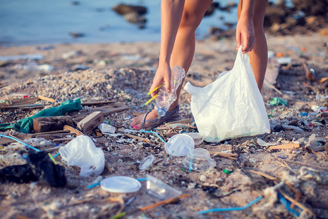 Plastik am Strand sammeln Meeresverschmutzung