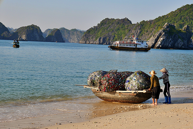 Meeresverschmutzung beseitigen - Boote beladen mit Plastik, das aus dem Meer und vom Strand geholt wurde